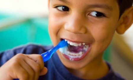 Desde una edad temprana, se enseña a los niños a cepillarse los dientes tres veces al día.