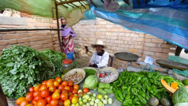 Prodejce zeleniny na trhu v Malagasy