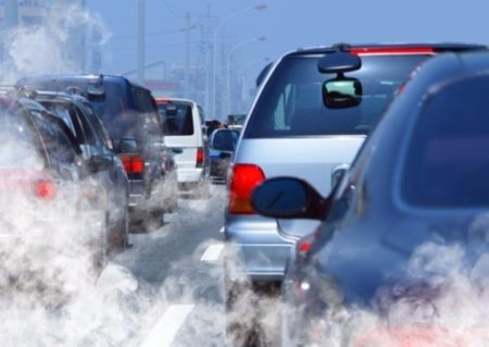 La contaminación generada por los gases de escape de los coches es un hecho en la capital.