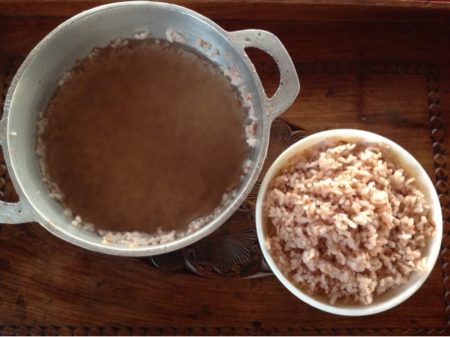 Once your rice is cooked, pour water and let heat (without boiling) to obtain the delicious ranon'ampango or rano vola, one of the oldest eating habits in Madagascar