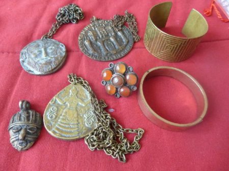 Pocas mujeres tananarivianas toman joyas de cobre o bronce.