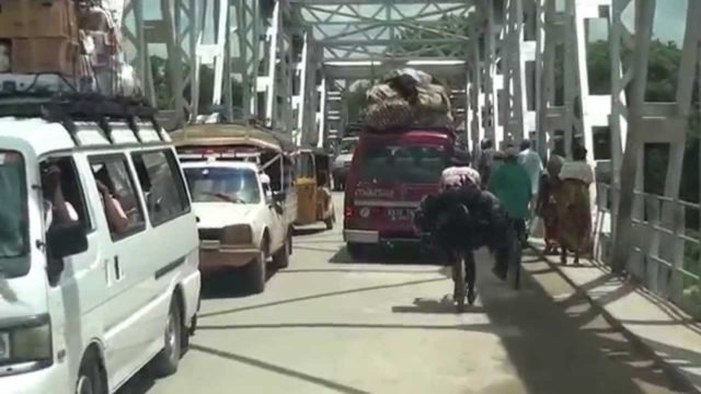 Welcome to Madagascar: even outside the city of Antananarivo, bush taxis are still congested.