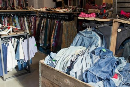 Las tiendas de segunda mano están empezando a abrir en la capital