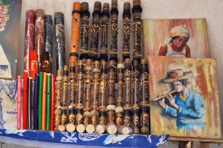 El tananariviano sólo puede mirar los productos del arte malgache porque no puede comprar ninguno
