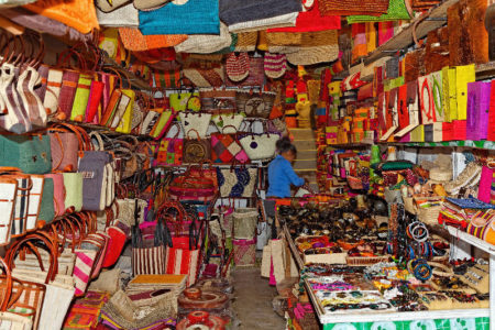 La mayoría de los tananarivianos compran sus productos de arte malgache en el Tsena