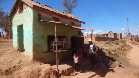 Los productos lácteos se venden en todas partes de Madagascar, incluso en las afueras