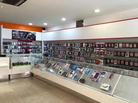 Většina nákupů telefonů na Madagaskaru se provádí ve specializovaných prodejnách