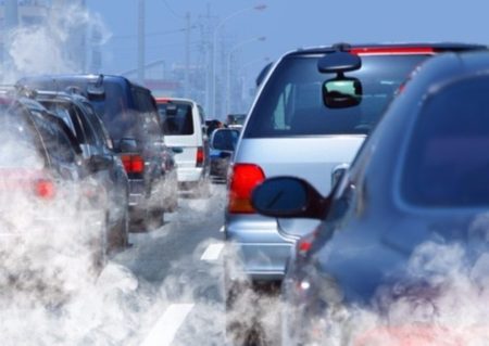 Znečištění způsobené výfukovým plynem automobilu je patrné v hlavním městě